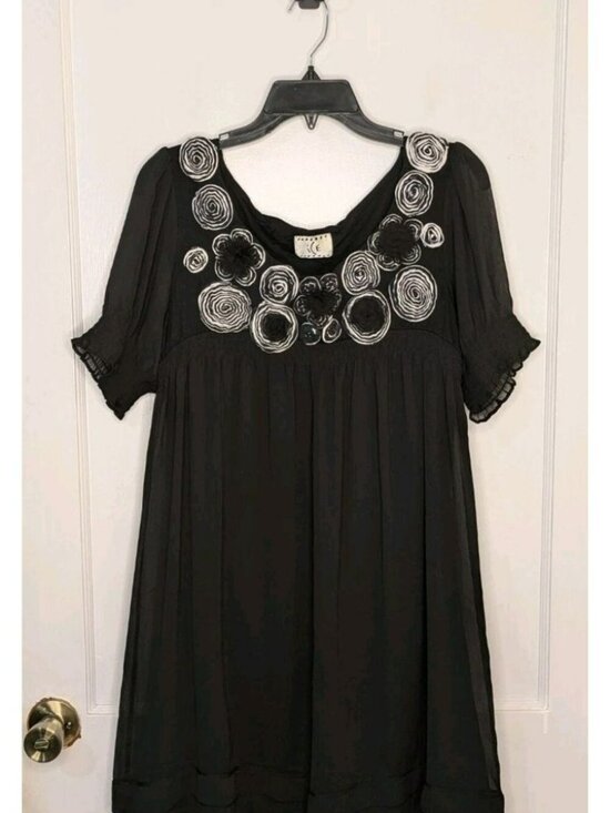 ICE Dresses & Skirts - ICE Sz M Black Chiffon Flower Dress Rosettes Short Sleeve Knee Length Babydoll